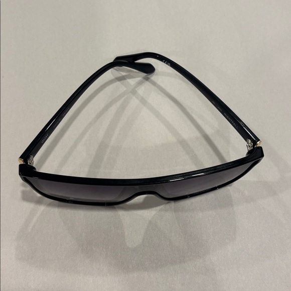 Quay Nightfall Oversized Shield Sunglasses In Black - Picture 2 of 9